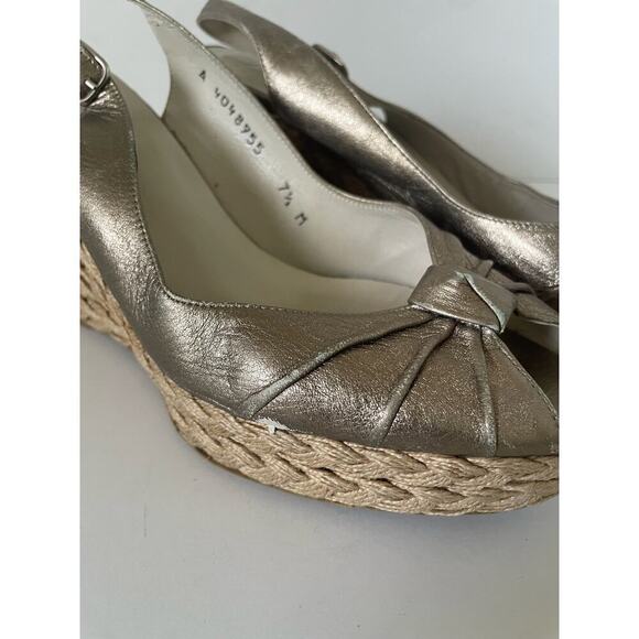 Stuart Weitzman Gold Peeptoe Slingback Espadrille Wedges Sandals • Size 7.5 🗣 - Picture 4 of 7